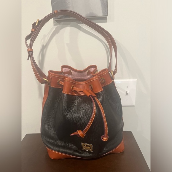 🖤 Authentic Dooney and Bourke Dillen Drawstring Bag 🖤 - Picture 3 of 13